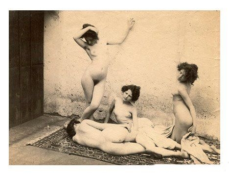 девушки у стены, ретро фото эротики секса