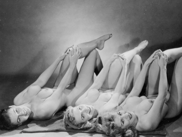 три голеньких девушки позируют лежа задрав ножки, ретро фото эротики секса