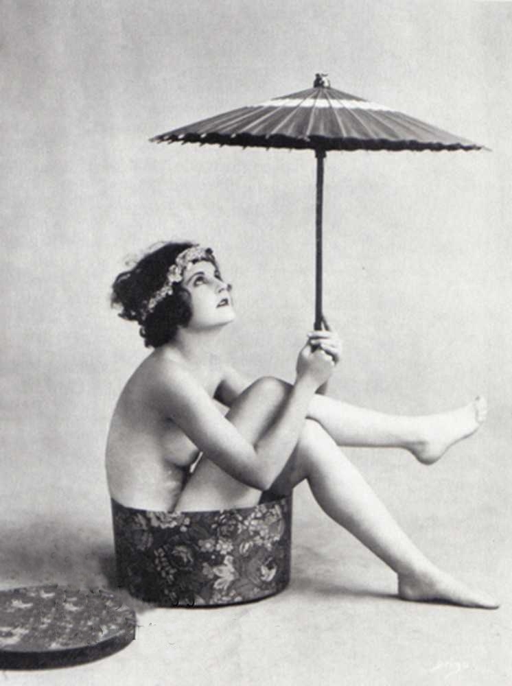 голая девушка в подарочной коробке с зонтиком, сюжет пин-апа, ретро фото эротики секса