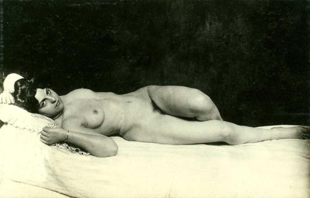 зрелая тетка голая на кровати, ретро фото эротики секса