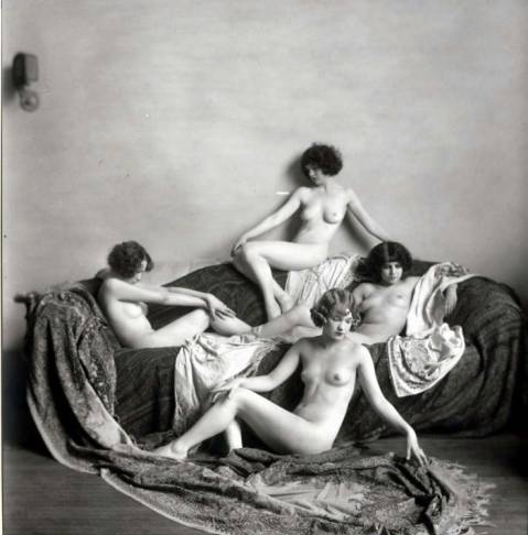 групповая мастурбация женщин на диване, ретро фото эротики секса