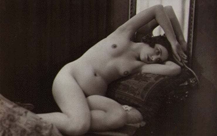 зрелая женщина полулежащая на подушках, ретро фото эротики секса