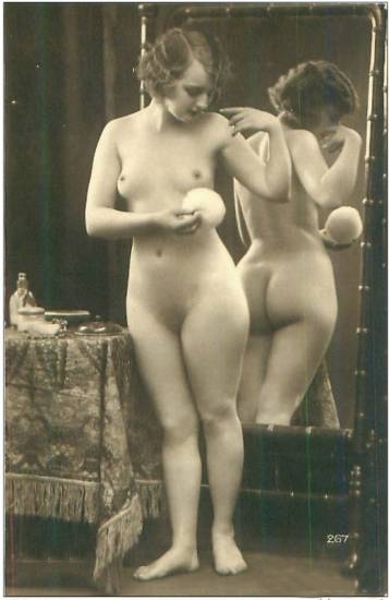 голая толстушка задом у зеркала, ретро фото эротики секса
