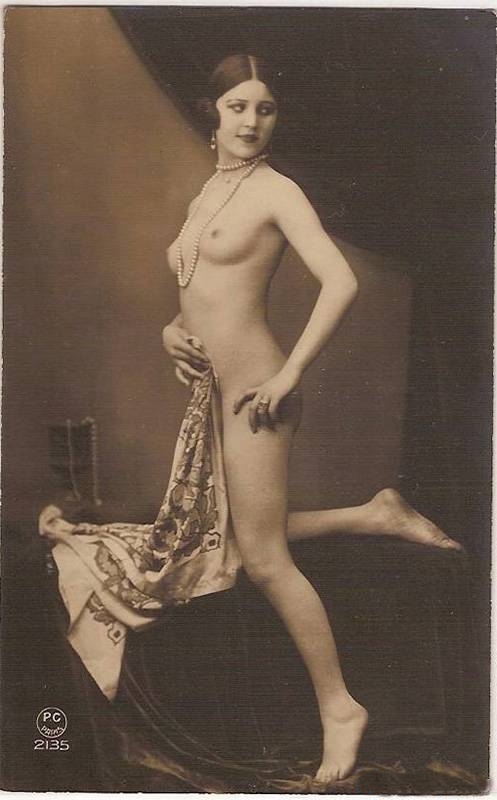 красивая обнаженная девушка с сиськами в полоборота, ретро фото эротики секса