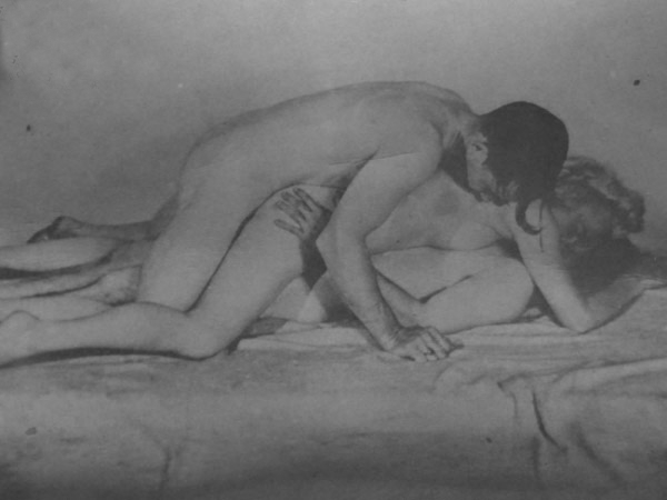 два мужика трахают голую женщину одновременно и спереди и сзади, ретро фото эротики секса