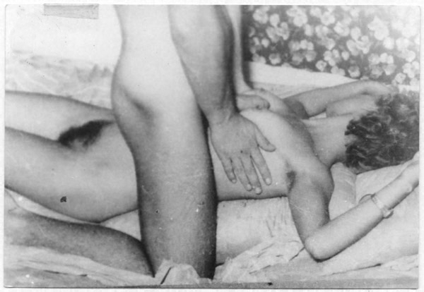 секс между грудей лежащей женщины, ретро фото эротики секса