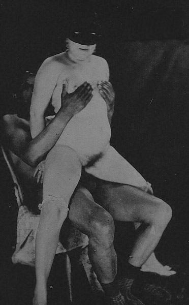 толстая белая тетка в маске сидит на члене у негра, ретро фото эротики секса