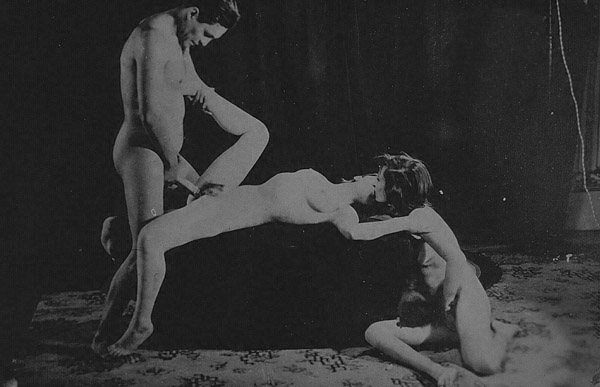 мужчина в сексе с двумя зрелыми женщинами, ретро фото эротики секса
