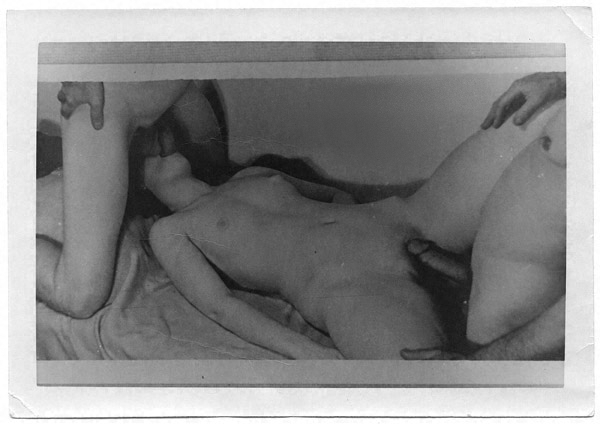 двое мужчин трахают женщину с небольшой грудью, ретро фото эротики секса