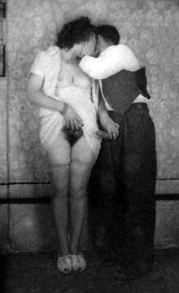 толстая мама держит молодого человека за член, ретро фото эротики секса