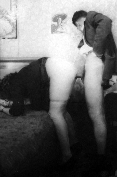 мужчина трахает зрелую женщину сзади, ретро фото эротики секса