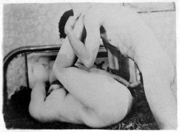 мужчина вставляет член во влагалище толстой тетки с задранными на плечи ногами, ретро фото эротики секса