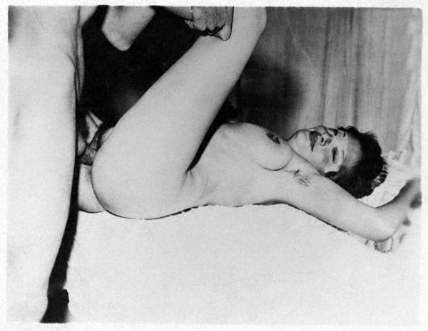 женщину трахают в офицерской позе секса, ретро фото эротики секса