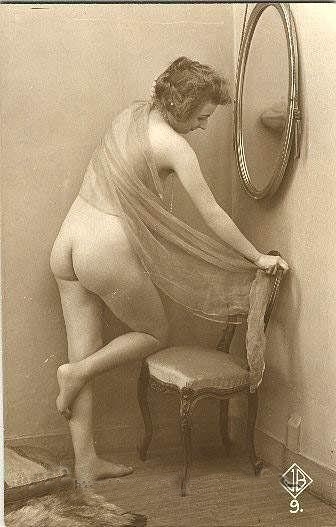 женщина с толстой попой стоит облокотившись о стул, ретро фото эротики секса