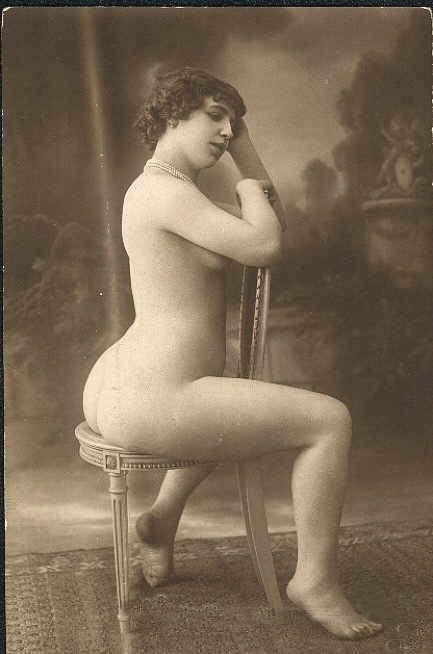 зрелая женщина в голом виде сидит на стуле демонстрируя очень толстую задницу, ретро фото эротики секса