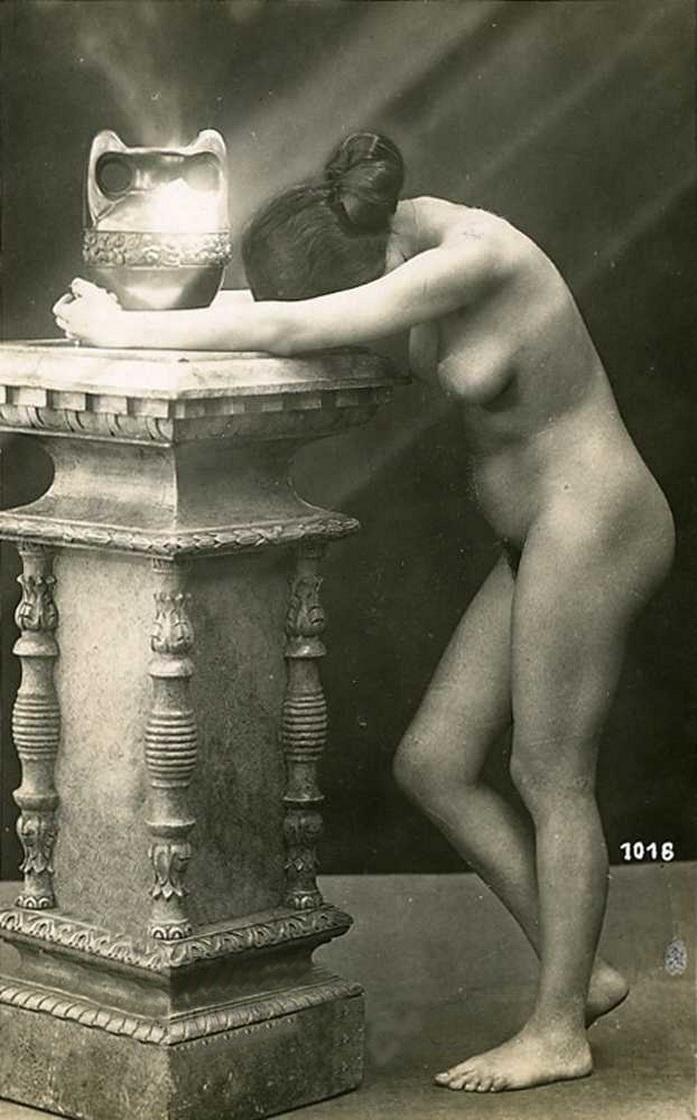 толстопузая голая женщина у колонны