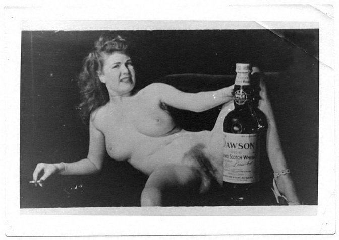 толстая сисястая тетка голая с большой бутылкой виски между ног, ретро фото любви