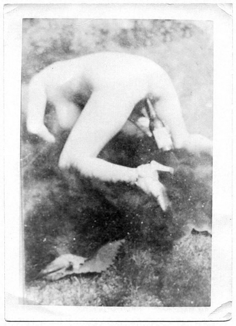 мастурбация женщины бутылкой, одна из первых фотографий такого плана, ретро фото любви