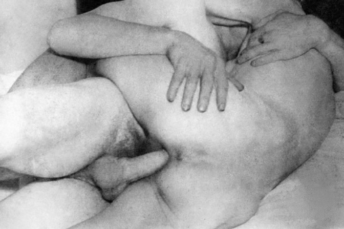 член в бритой вагине в позе секса на боку, ретро фото любви