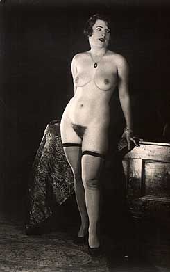 Старое немецкое порно. зрелая женщина в голом виде и чулках стоит у стола, ретро немецкое порно фото