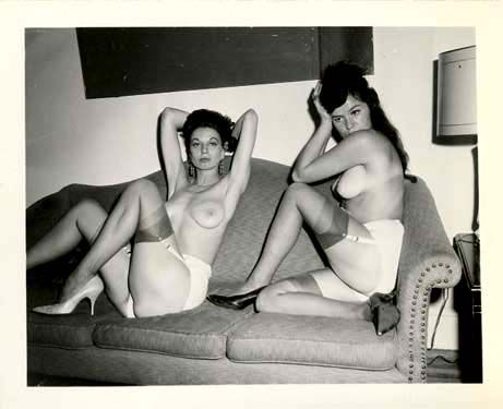 две толстожопые тетки на диване, ретро немецкое порно фото