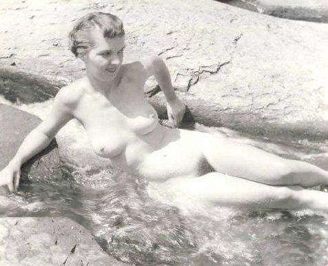 голая женщина в горном ручье, ретро немецкое порно фото