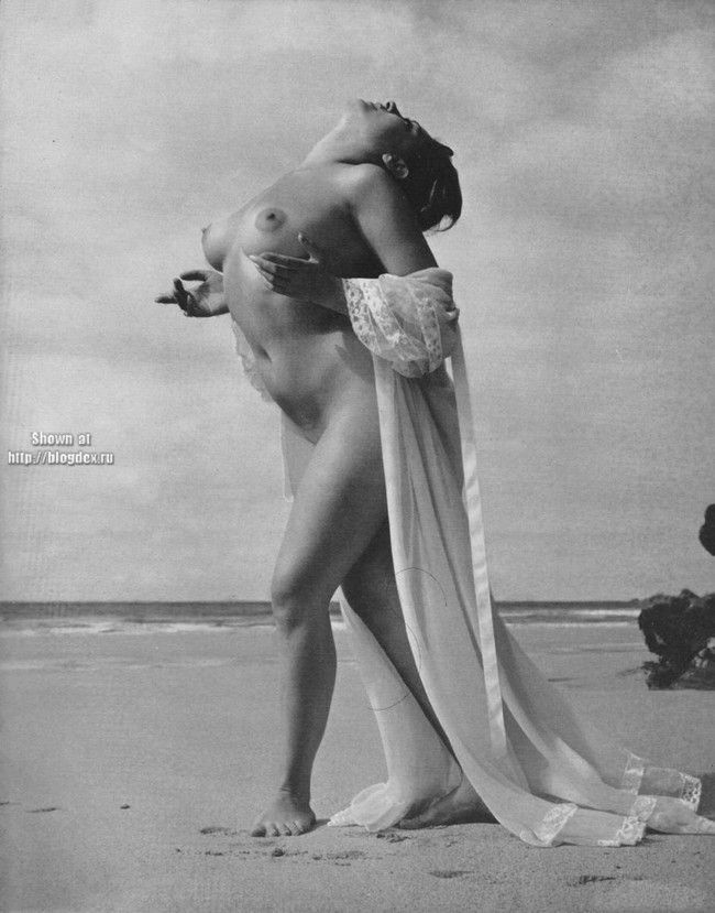 пышная тетка позирует на песке возле моря, ретро немецкое порно фото