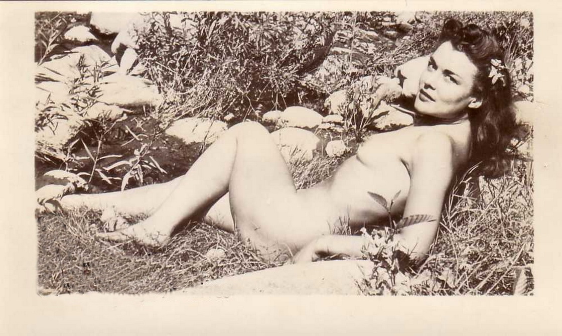 обнаженная девушка на травке у ручья, ретро немецкое порно фото