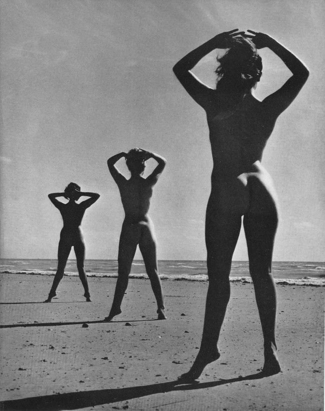 три обнаженных женских силуета на пляже