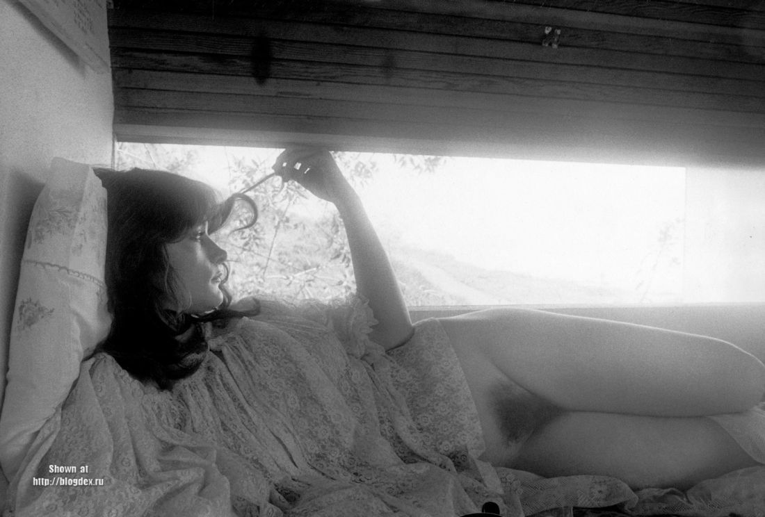 молодая девушка с лохматкой киской лежит у окна