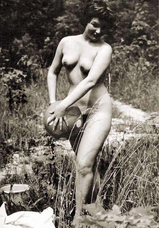 голая девушка с мячом в траве. немецкое порно