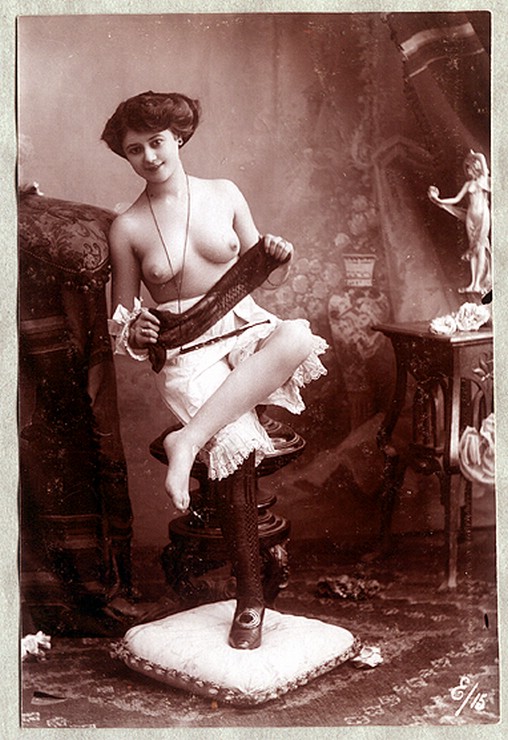 молодая женщина с голой грудью снимает чулки, ретро немецкое порно фото