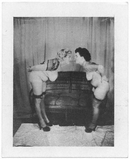 две толстых тетки с большими сиськами в чулках, ретро немецкое порно фото