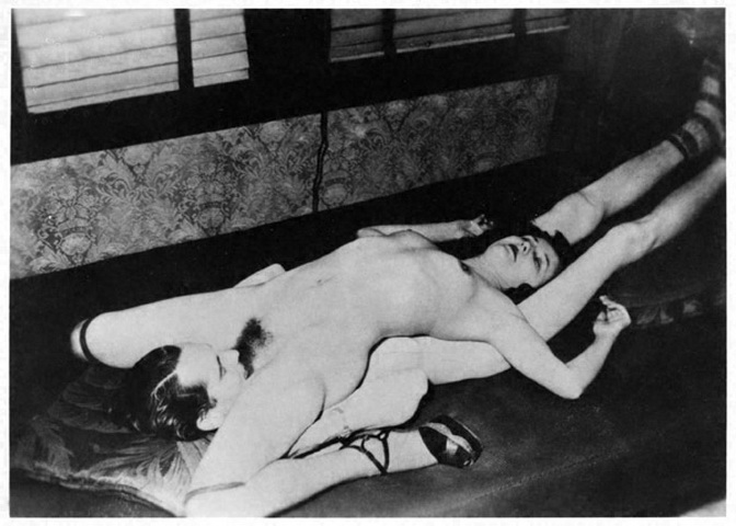 мужчина делает куннилингус женщине в позе секса валетом,   немецкое ретро порно, ретро фото