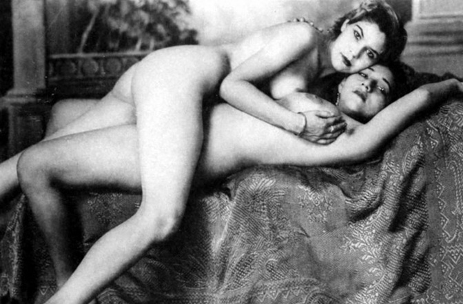 две голых брюнетки лежат в классической позе, порно лесби, ретро немецкое порно фото