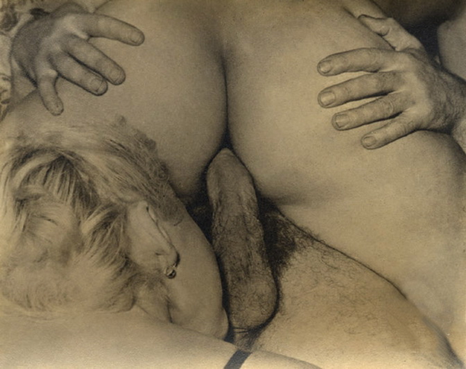 женщина лижет яички пениса вставленного в попу ее подруги,   немецкое ретро порно, ретро фото
