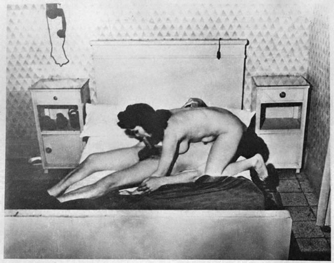 женщина делает мужчине минет в позе при сексе 69,   немецкое ретро порно, ретро фото