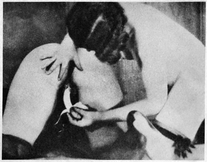 лесбиянка вставляет банан во влагалище своей подружки, ретро немецкое порно фото
