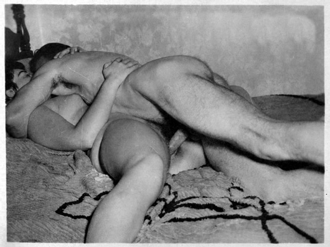 поцелуй мужчины и женщины во время секса в миссионерской позиции, ретро немецкое порно фото