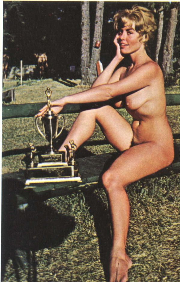 голая спортсменка с призом сидит на скамейке, ретро фото красивой девушки