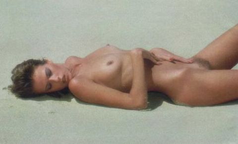 обнаженная красивая девушка лежит на раскаленном белом песке, ретро фото красивой девушки
