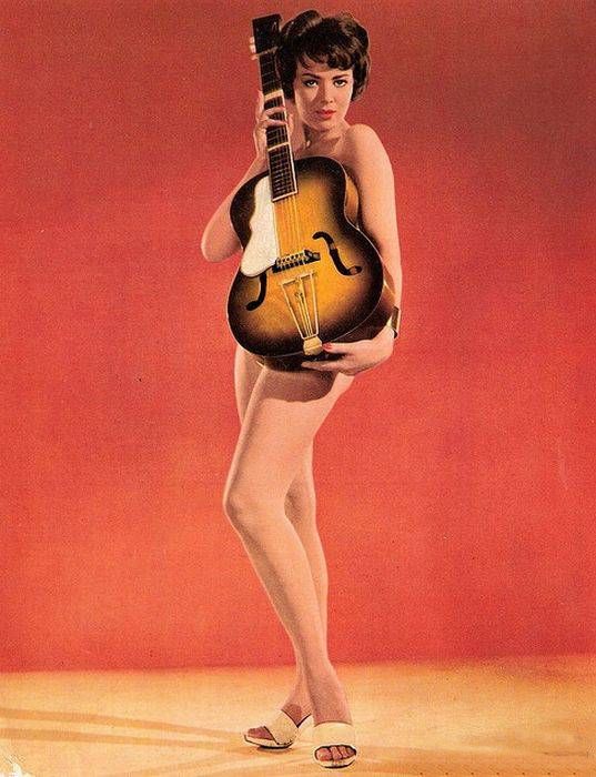 голая длинноногая девушка с гитарой, ретро фото красивой девушки