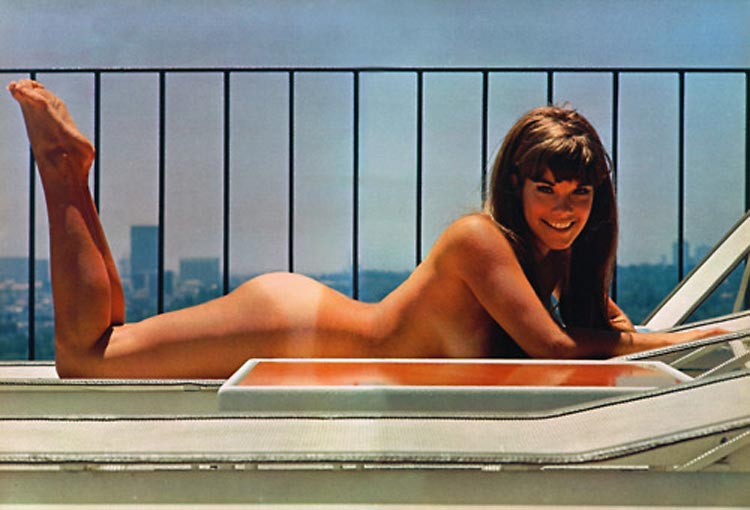 Голенькая женщина загорает на балконе, фото мастурбации
