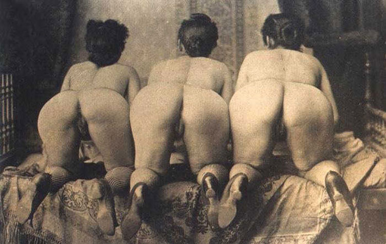 Три женщины раком позируют на кровати, фото мастурбации