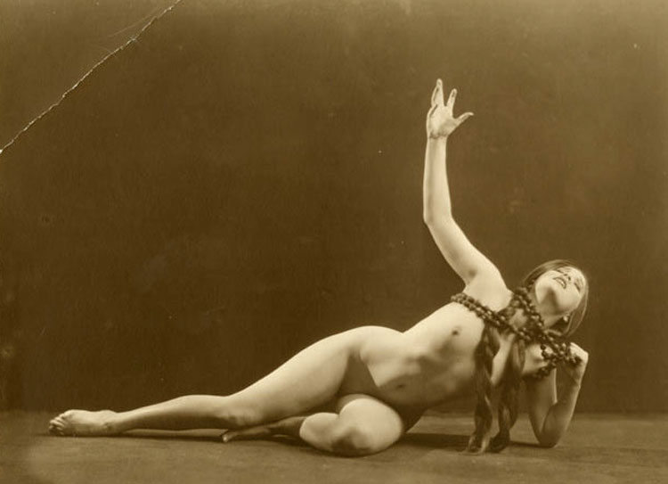 Голая женщина позирует на полу с большими бусами, фото мастурбации