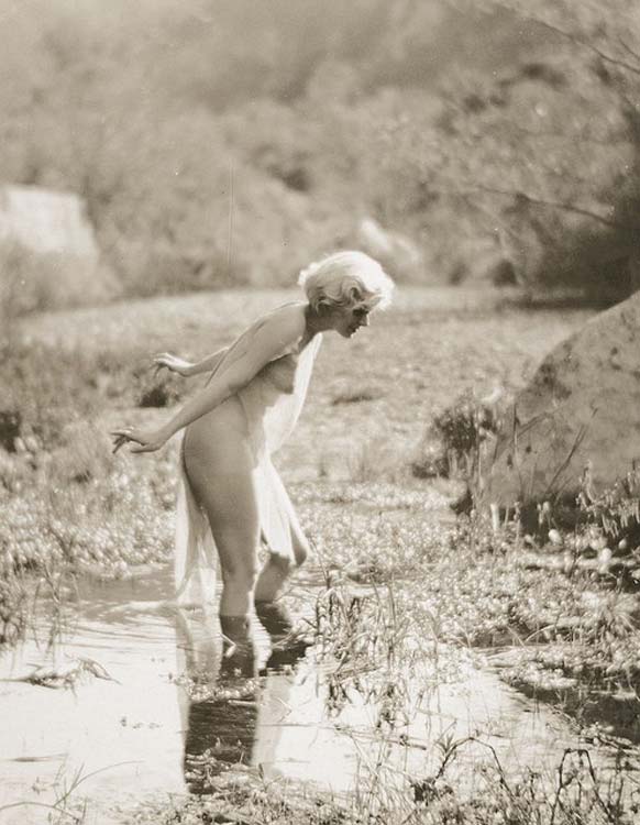 Голая женщина в болоте, фото мастурбации