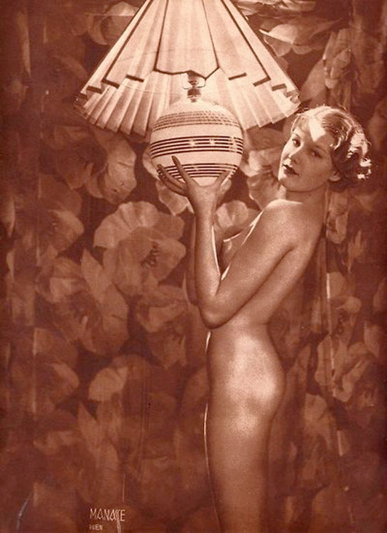 Обнаженная женщина с лампой, фото мастурбации