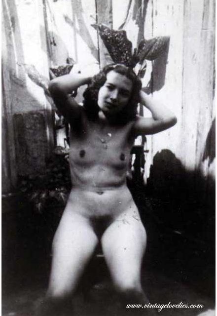 голая девушка в купальне, фото мастурбации