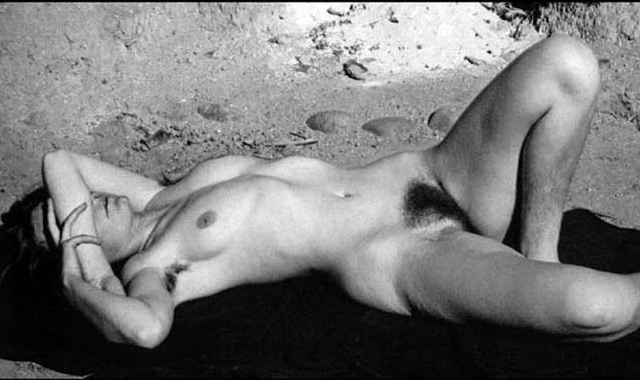 Загорающая голая женщина, фото мастурбации