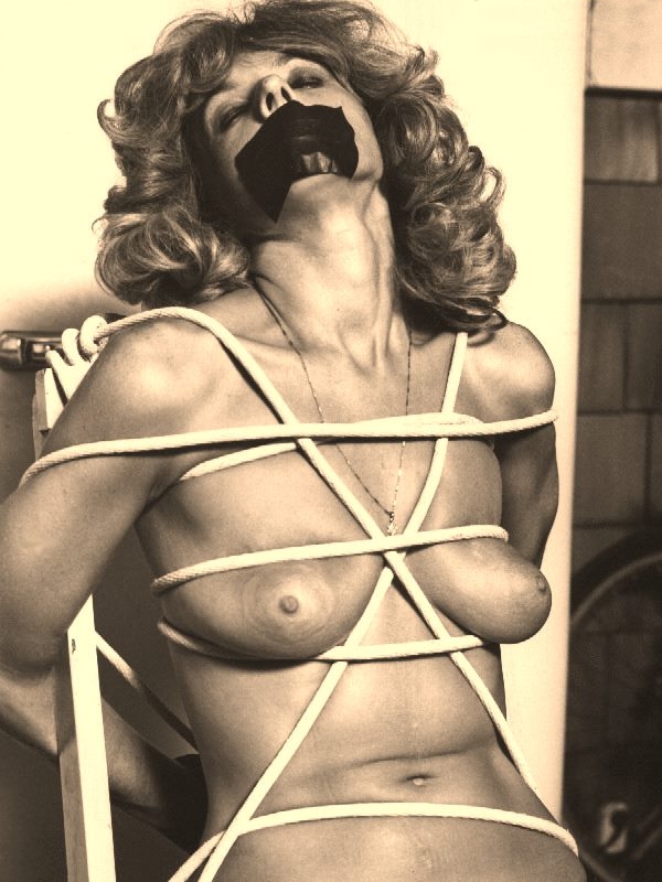 Голая жена с перетянутыми плоскими сиськами и заклеенным ртом, фото мастурбации